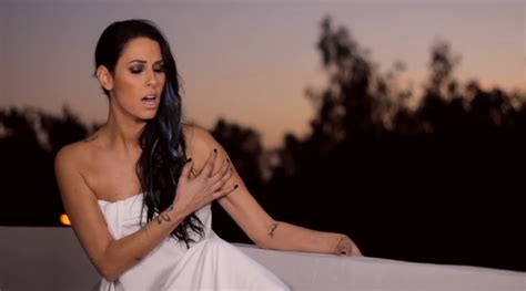 Quiz Ποια Ελληνίδα τραγουδίστρια εμφανίστηκε γυμνή στο βίντεο κλιπ της