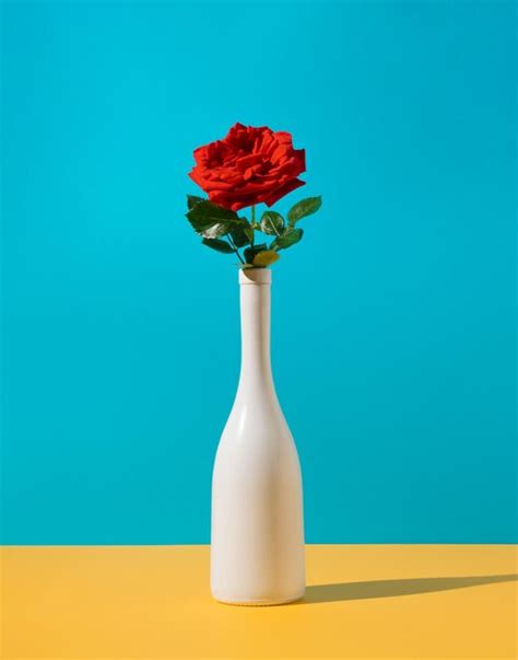 흰색 샴페인 병과 붉은 장미 꽃이 있는 낭만적인 개념 최소한의 우아한 배경 프리미엄 사진