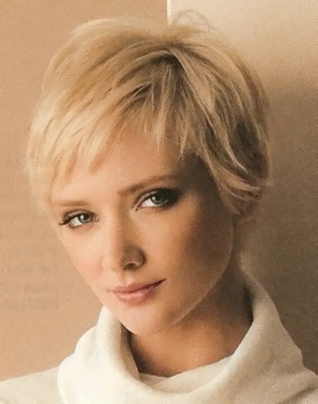 Women hairstyles for thin hair: Short haircuts for straight fine hair