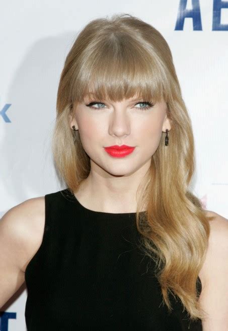 Taylor Swift Long Wavy Hairstyle With Full Blunt Bangs Hairstyles Weekly