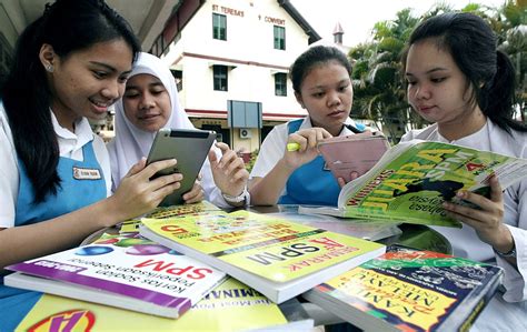 Penubuhan sekolah wawasan adalah untuk menggalakkan interaksi yang lebih rapat antara kaum. Pelajar Tingkatan 5 di Sekolah Menengah St Teresa, Kuching ...