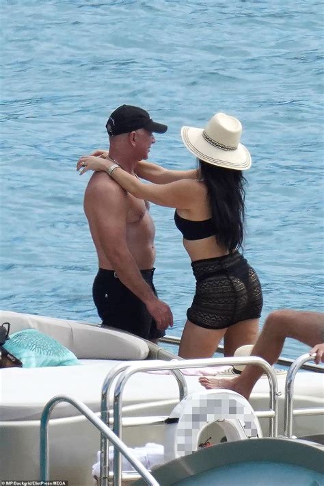 Amazon Billionaire Jeff Bezos And His Bikini Clad Girlfriend Lauren