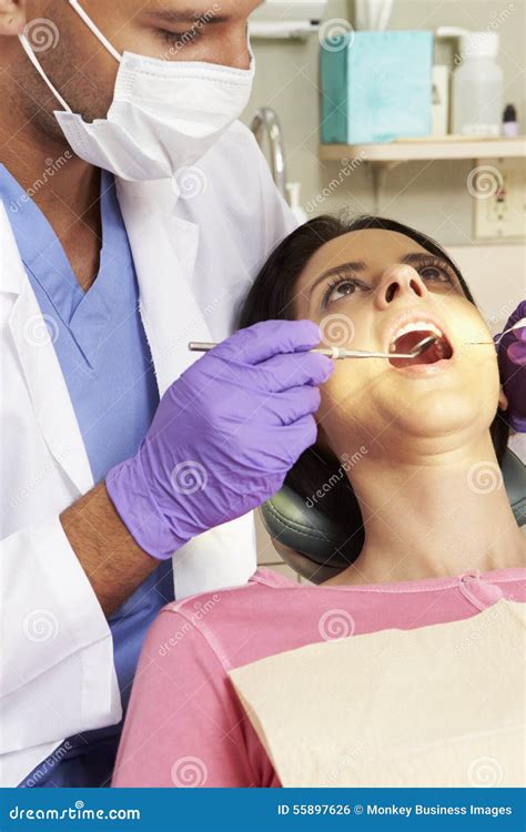 Donna Che Ha Controllo Su Alla Chirurgia Dei Dentisti Fotografia Stock