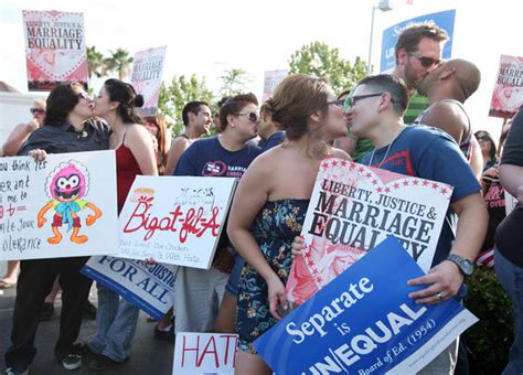 Kiss In Protests At Chick Fil A Photo 1 Pictures Cbs News