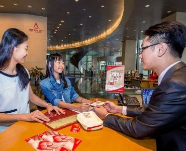 頂級信用卡年費高，但是享有的服務也多，包含機場貴賓室、機場接送、道路救援等等免費優惠，money101.com.tw 彙整 22 家銀行、47 張頂級卡最新資料，包含討論聲量. 台新銀行與知名兒童圖文創作家「迷路」合作 獨家推出兒童會員YBO「迷路金融卡」與「迷路存摺簿」 - 台新銀行