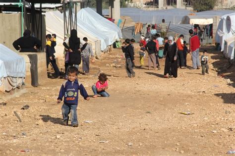 بهجة الأعياد الغائب الأبرز عن مخيمات اللاجئين السوريين في شمال لبنان ألبوم صور وطن إف إم