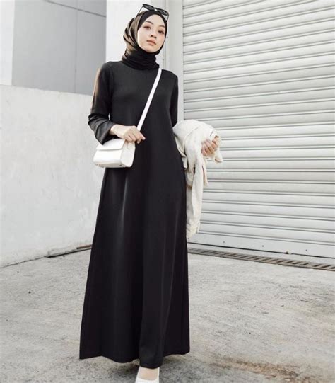 8 Outfit Hijab Chic Dress Hitam Ala Selebgram Meira Tampil Elegan