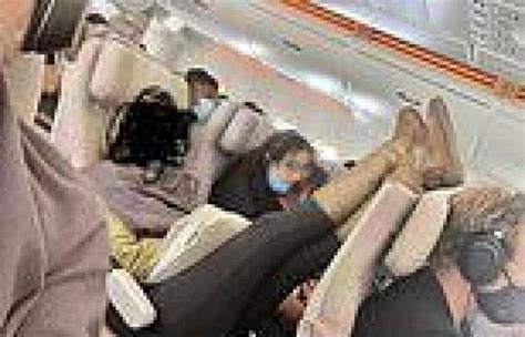 Thursday 30 June 2022 1148 Pm Womans Gross Act On A Packed Qantas Flight As Passenger Puts