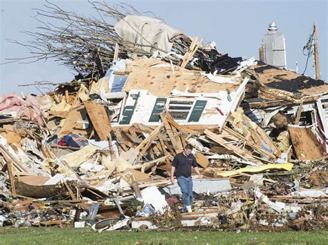 Us Tornadoes Storm Sweeps Through Americas Midwest Leaving At Least