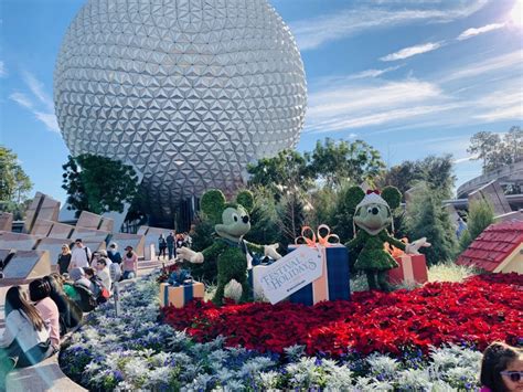 Photos Epcot Holiday Topiary Character Displays Wdw Daily News