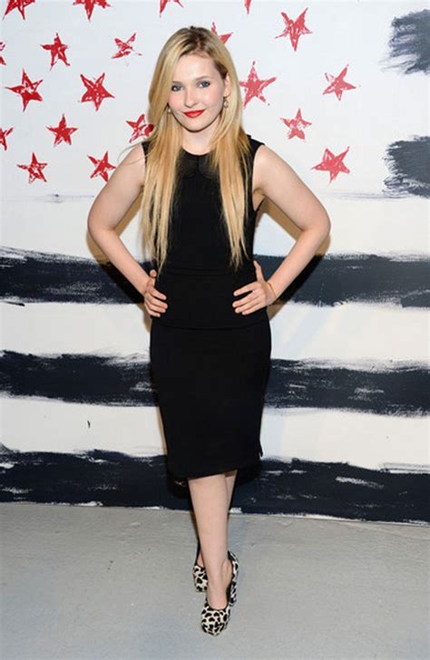 Abigail Breslin Looks Grown Up And Smart At The Alice And Olivia