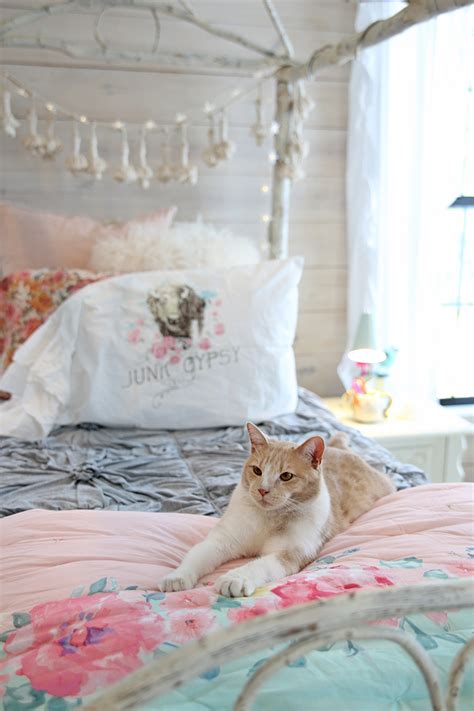 Junk gypsies features designers amie sikes and jolie sikes as they take their rebellious the ladies makeover their signature 1980s pink junk mobile for a road trip. indie & mooshie's bedroom - Junk Gypsy Blog