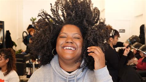 Hair Salon Teaches Afro Latinas To Embrace Their Curls Miss Rizos Salon Teaches You How To
