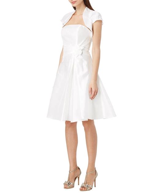 Qualität und passform sind durch das einzigartige geschäftsmodell von v&v jetzt in einer niedrigeren preisklasse erhältlich, die. Brautkleid mit Blüten-Applikationen und Bolero | Kleider ...