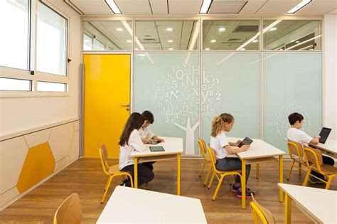 Awesome School In Israel With Playful Interior2 Sala De Aula Moderna