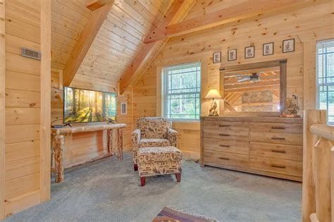 Lone Wolf Lodge in Gatlinburg w/ 3 BR (Sleeps10)