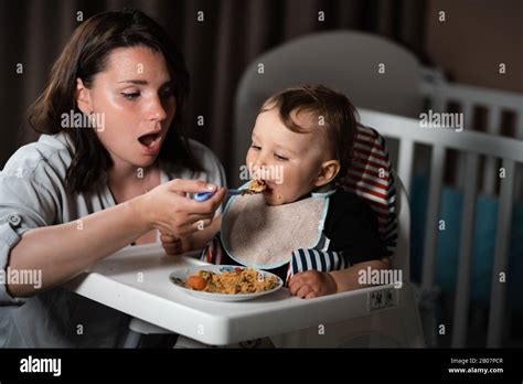 Madre Que Alimenta Gachas A Su Bebé Niño Niño Cuarto Interior De Los