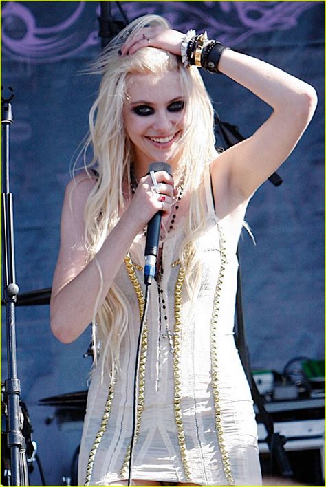 Taylor Momsen Warped Tour With The Pretty Reckless Photo 2462347