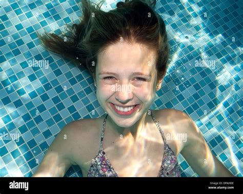 M Dchen Unter Wasser Im Schwimmbad Stockfoto Bild Alamy