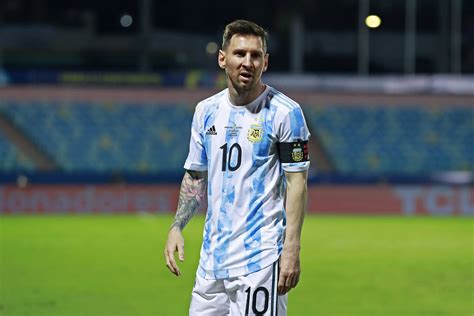 Video Lionel Messi Wastes A Golden Goal Scoring Chance In The Late