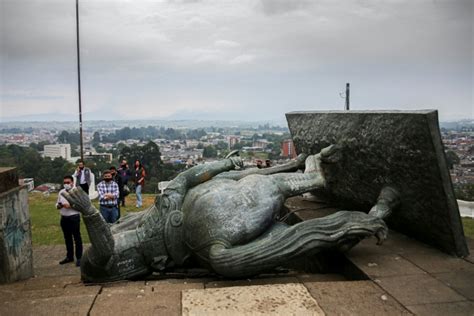 Indígenas colombianos derrubam estátua de conquistador ...