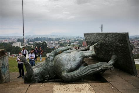 Indígenas misak derriban estatua de sebastián de. Indígenas colombianos derrubam estátua de conquistador ...