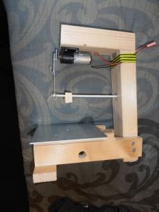 If you've never run a scroll saw before, give this one a quick read and you'll feel so much. Homemade Mini Scroll Saw - HomemadeTools.net