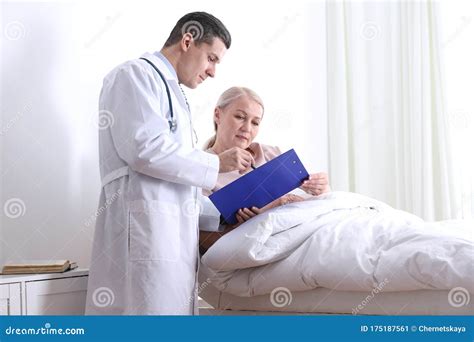 Arzt Der Seinen Patienten Im Krankenhaus Besucht Stockbild Bild Von
