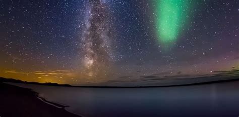 Video Milky Way Photobombed By Northern Lights Easyvoyage