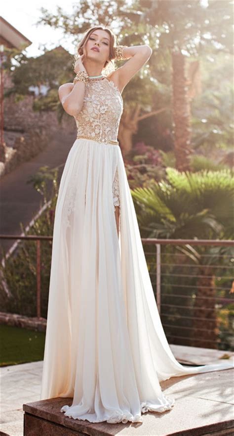 Choosing dresses for your fantasy beach wedding should be curbed with a touch of practicality. Beach Wedding Dresses with Charm - MODwedding