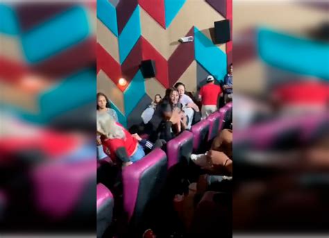 video puños patadas y jalones de pelo en medio de una pelea en un cine de medellín infobae