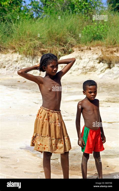 Deux Childrenof La Tribu Sakalava Sur La Rive Du Fleuve Tsiribihina