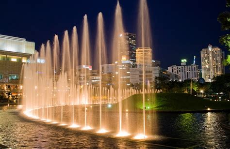 5 tempat terbaik untuk tinggal & tarikan yang berdekatan. 10 tempat menarik di Kuala Lumpur untuk percutian keluarga.