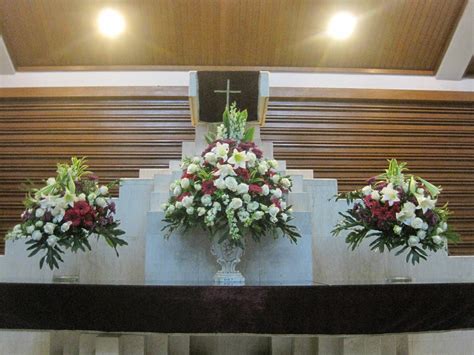 Sedangkan rangkaian bunga lainnya disesuaikan dengan bentuknya, seperti bunga meja dan bunga, daun, dan buah digunakan sebagai penghias gereja katedral. Eva Florist: Bunga Altar