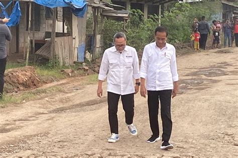 Foto Jokowi Lebih Pilih Lewati Jalan Rusak Daripada Rute Yang Sudah