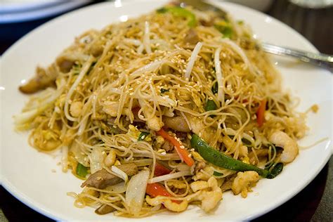 Tender angel hair pasta floating in a creamy herb sauce tastes like heaven on earth! Fried Vermicelli at Chef's Experience China Bistro | Flickr