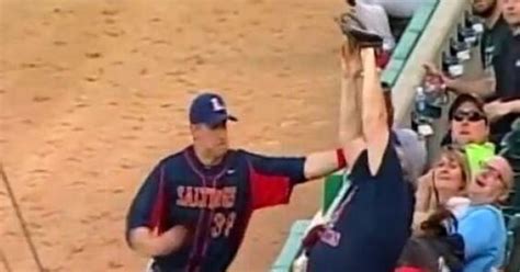 This Baseball Fan Catches Better Than The Guys On The Field Video Huffpost Canada