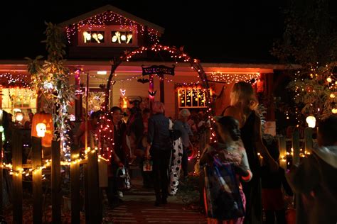 Halloween Night Draws Throng Of Trick Or Treaters To Vermont Avenue Wlos