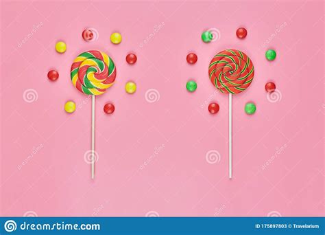 Lollipops Dulces Y Dulces Sobre Fondo Rosa Imagen De Archivo Imagen