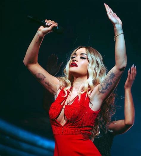 Rita Ora quase mostra demais em pose com decotão nas redes sociais Monet Celebridades