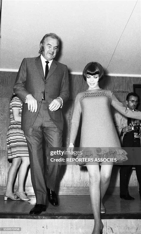 Mireille Mathieu Et Son Impressario Johnny Stark à Paris En 1968 News