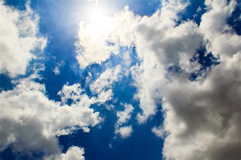 Las Nubes Brillantes Con El Cielo Azul Sol Irradian Foto De Archivo