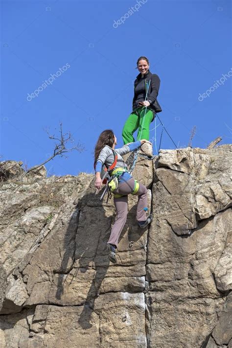 Bergsteigerin Hilft Ihrem Partner Den Gipfel Zu Erreichen