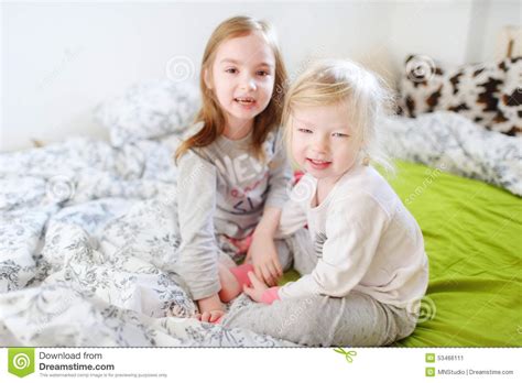 Auch die spielregeln können sie einhalten oder abwandeln, wie es für sie und ihren partner am lustvollsten ist. Zwei Kleine Schwestern, Die Im Bett Spielen Stockbild ...