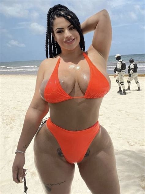 Modelo con el trasero más grande de OnlyFans desfila con un atrevido conjunto de bikini naranja