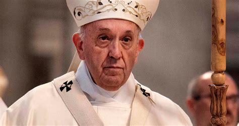 Papa Francesco, l'ultima sfida di Vittorio Sgarbi travestito: 