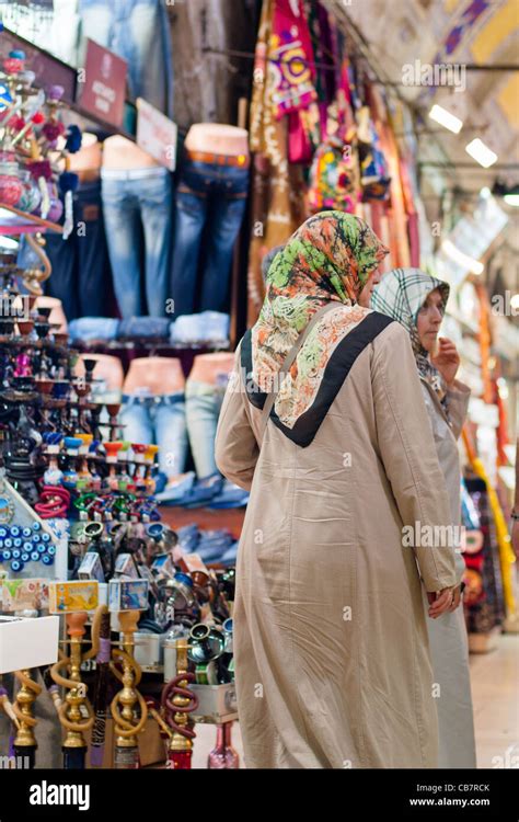türkin einkaufen auf dem großen basar istanbul türkei stockfotografie alamy
