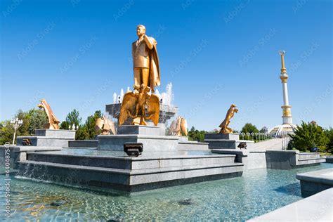 Foto De Saparmurat Niyazov Statue Of Gold And Independence Monument In