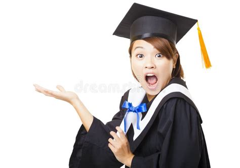 verrast jong vrouw het een diploma behalen holdingsdiploma stock foto image of hoed diploma