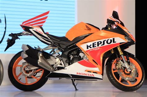 The dual headlamp looks aggressive and keeps the racing body structure intact. Honda CBR 250 RR 2017, Edición Repsol